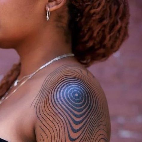 Quote Shoulder Tattoo, Shoulder Tattoo Coverup, Unique Face Tattoos For Women, Moon Tattoo Black Women, Brown Skin Tattoo Women, Brown Ink Tattoo On Brown Skin, Large Shoulder Tattoo, Spiral Shoulder Tattoo, Tattoo Sleeve Black Women