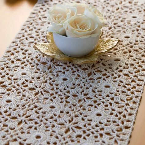 Doily Table Runner, Taplak Meja Crochet, Table Runner Diy, Runner Pattern, Crochet Tablecloth Pattern, Crochet Table Runner Pattern, Confection Au Crochet, Easy Crochet Patterns Free, Crochet Table