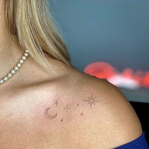 Small Female Shoulder Tattoo Ideas Star Tattoo On Shoulder, Tattoo Sonne, Front Shoulder Tattoos, Clavicle Tattoo, Small Shoulder Tattoos, Planet Tattoos, Bone Tattoos, Star Tattoo Designs, Petite Tattoos