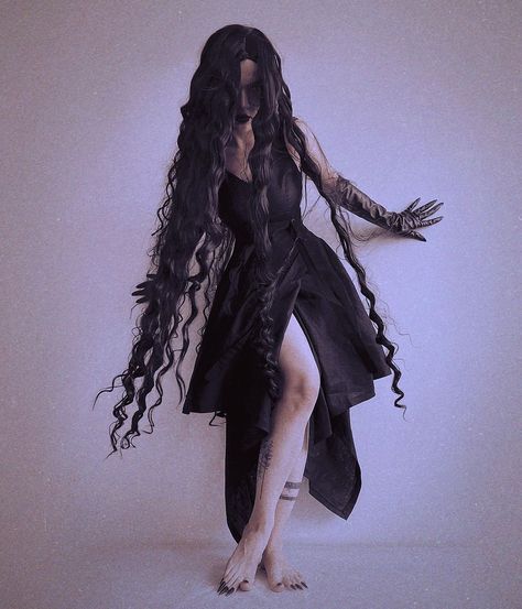 Creepy Pose Reference, Creepy Pose, Witch Shoot, Dark Inspiration, Oc Aesthetic, Witch Core, Pose References, Gothic Aesthetic, Wow Art