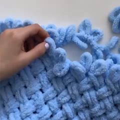 #пряжалиана hashtag on Instagram • Photos and Videos Diy Crochet Blanket, Finger Knitting Blankets, Crochet Blanket Free, Chunky Yarn Blanket, Loopy Yarn, Finger Knitting Projects, Chunky Crochet Blanket Pattern, Diy Knit Blanket, Hand Knitting Diy