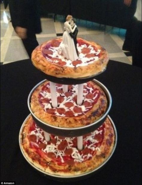 J Chirinos made this deep dish pizza wedding cake topped with plenty of cheese and peppero... Pizza Wedding Cake, Pizza Wedding, Alternative Wedding Cakes, Vegan Wedding Cake, Cakes To Make, Wedding Cake Alternatives, Wedding Cake Tops, Pizza Cake, Vegan Wedding