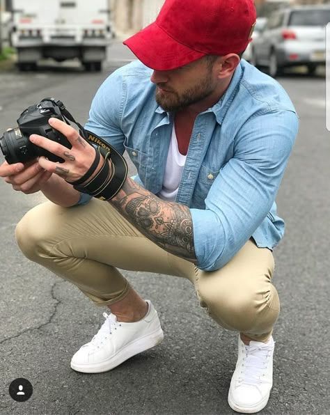 Gorra Roja + Camisa Jean + Pantalon Dril + Zapatos Blancos Outfits Fresas, Mens Clothing Guide, Sneakers Outfit Casual, Fashion Models Men, Gents Fashion, Smart Casual Outfit, Mens Fashion Casual Outfits, Adidas Outfit, Cool Outfits For Men