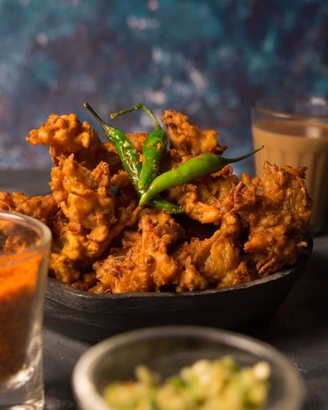 Chai Pakoda, Baking Pics, Kanda Bhaji, Mirchi Bajji, Fried Fritters, Onion Pakoda, Marathi Mulgi, Food Shoot, Onion Bhaji