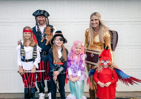 Group Pirate Costume Ideas, Pirate Costume Family, Pirate Theme Costume, Family Halloween Costumes Pirates, Diy Family Pirate Costumes, Pirate Family Halloween Costumes, Treasure Chest Costume, Jack Sparrow Family Costume, Family Pirate Costumes Ideas