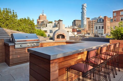 Greenwich Rooftop | Hollander Design Rooftop Kitchen, Rooftop Bbq, Hollander Design, Penthouse Ideas, Bbq Bar, Roof Garden Design, Bbq Ideas, Rooftop Terrace Design, Rooftop Design