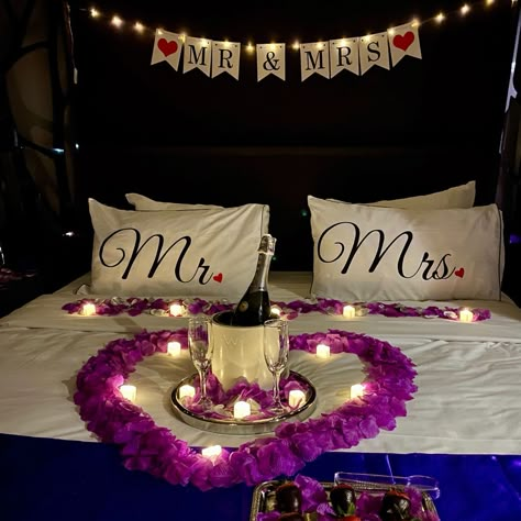 Engagement Bedroom Decorations, Just Married Bedroom Ideas, Honeymoon Sweet Room, Decorating Hotel Room For Wedding Night, Decorating Honeymoon Suite Romantic, Just Married Room Decor, Honeymoon Night Bedrooms, After Wedding Hotel Room Decor, Decorate Honeymoon Suite Ideas