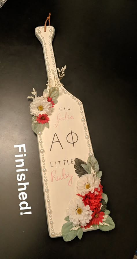 Paddle Ideas Sorority Graduation, Sorority Big Plaques, Sorority Graduation Paddle, Simple Sorority Paddles, Big Paddles Sorority Ideas, Paddle Painting Ideas Sorority, Sorority Plaques Big Little, Greek Paddle Ideas, Paddle Designs Sorority