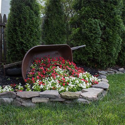 Gerobak Dorong, Wheelbarrow Planter, Wheelbarrow Garden, Outside Projects, Flower Bed Ideas, Front Yard Ideas, Backyard Landscape, Back Yard Ideas, Garden Containers