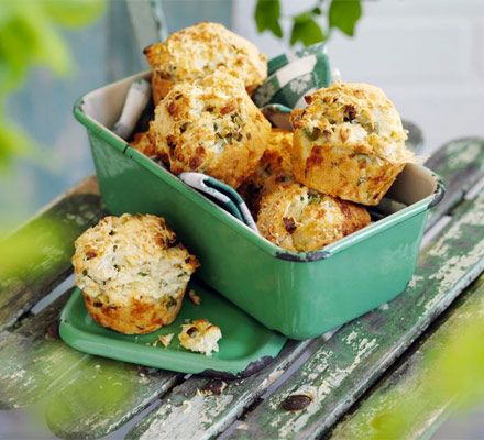 Savoury fluffy cakes packed with cheddar, Parmesan, chives, spring onion and cream cheese - delicious fresh from the oven Onion Muffins, Cheesy Scones, Savoury Muffin, Vegetarian Picnic, Morning Snacks, Savory Muffins Recipes, Savoury Muffins, Savory Baking, Perfect Cheese Board