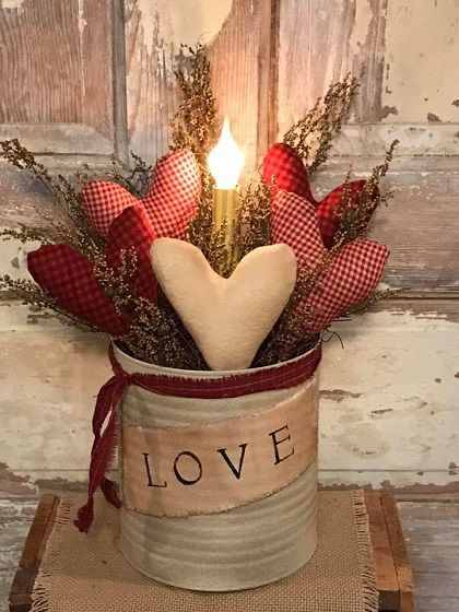 Tin Can Valentine Crafts, Tin Hearts Diy, Valentine Diy Decor, Vintage Valentines Decor, Primitive Hearts, Primitive Valentine Decor, Rustic Valentine Decor, Valentine Craft Decorations, Valentine Wood Crafts