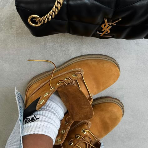 Tim’s Outfits Women, Timberland Shoes Outfit, Timberlands Aesthetic, Timberland Boots Aesthetic, Shoes Trend 2024, Outfits With Timberland Boots, Timbs Fit, Timberland Aesthetic, Timberland Boots Outfit Women