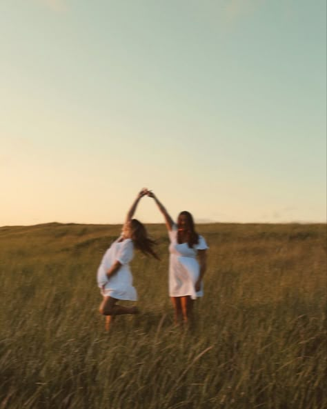 Friends dancing on a summer night Cute Unique Senior Pictures, Best Friend Pictures In A Field, Field Pictures With Friends, Cute Field Pictures, Senior Picture Ideas Friends, Duo Senior Pictures, Aesthetic Bestie Pics, Senior Pictures With Friends, Best Friend Senior Pictures