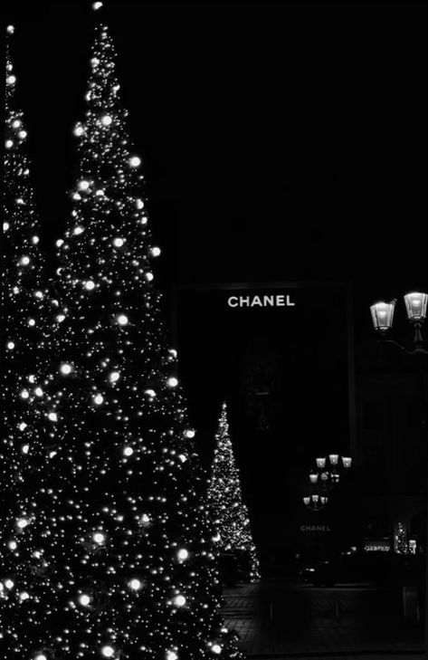 Black Christmas Astethic, Chanel Christmas Wallpaper, Dior Christmas Wallpaper, Dark Christmas Aesthetic Wallpaper Iphone, Christmas Wallpaper Black And White, Black And White Christmas Wallpaper, Christmas Dark Aesthetic, Black And White Christmas Aesthetic, Black Christmas Aesthetic