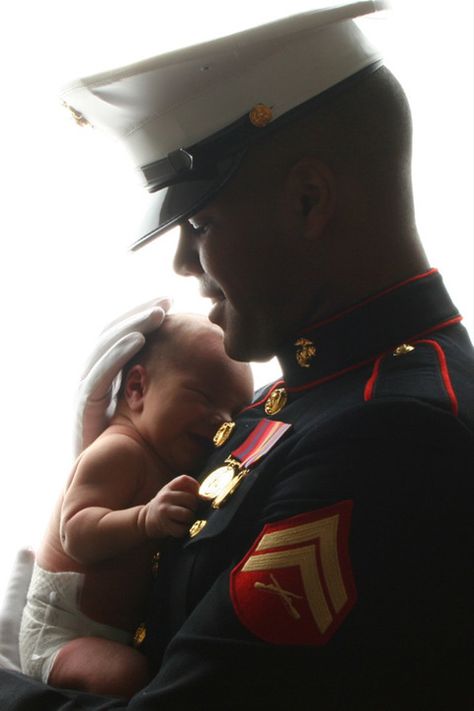 So adorable... Military Baby Pictures, Marine Baby, 남성 근육, Military Baby, Entertainment News Celebrities, Military Love, Jolie Photo, Trendy Baby, Newborn Pictures