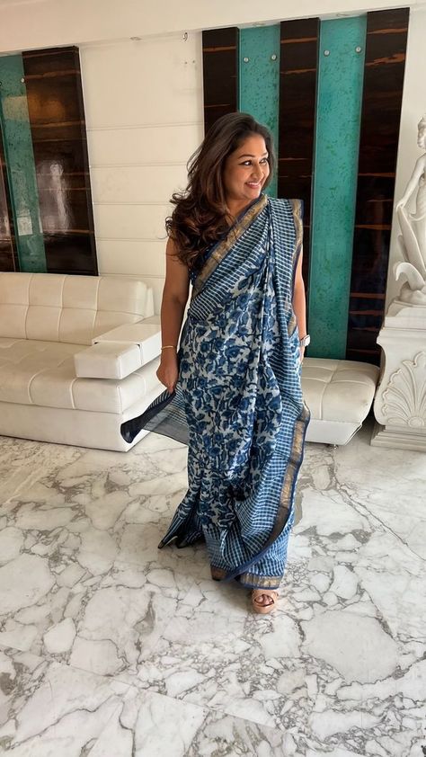 Sharing an easy and fusion way to drape a Bengali style saree : D’Coat I AM by Dolly Jain #reels #trendingreels #pujovibes #cottonsaree... | By Dolly Jain | Facebook Bengali Style Saree, Dolly Jain, Bengali Saree, Saree Draping, Drape Saree, Saree Styles, Saree Blouse Designs, Cotton Saree, Festival Wear