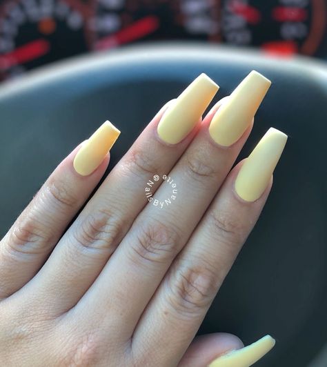 Pastel yellow matted coffin or ballerina nails in medium ... #nailideas #nailart Ballerina Nails Yellow, Yellow Ballerina Nails, Nails Pastel Yellow, Nail Ballerina, Acrylic Nails Pastel, Acrylic Nails Yellow, Matte Make Up, Ballerina Acrylic Nails, Gel Nails Long