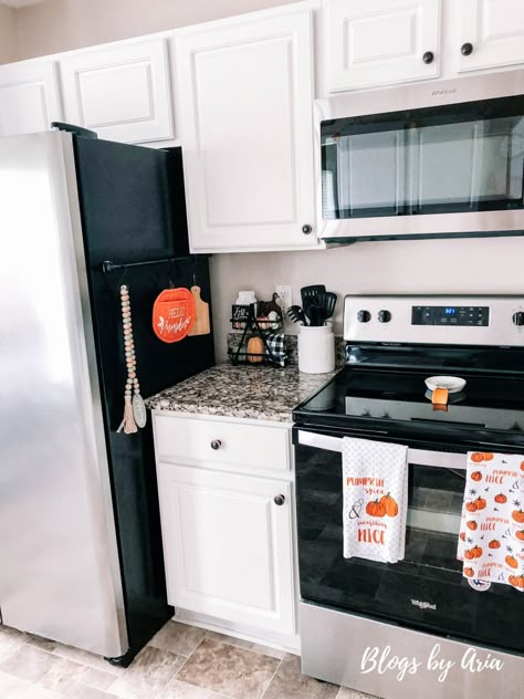 Fall Kitchen Decor Ideas, Fall Apartment Decor, Fun Fall Decor, Halloween Kitchen Decor, Fall Home Tour, Fall Kitchen Decor, Small Kitchen Decor, Kitchen Decor Ideas, Small Apartment Decorating