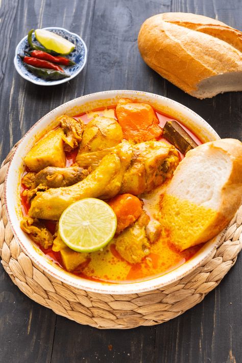 Cà Ri Gà is a Vietnamese Chicken Curry with a creamy broth and melt-in-your-mouth drumsticks. It's the perfect companion for baguettes and noodles! #vietnamesecurry #vietnamesechickencurry #cariga Vietnamese Chicken Curry Recipe, Vietnamese Curry Recipes, Ca Ri Ga, Vietnamese Curry, Vietnamese Recipes Chicken, Vietnamese Chicken, Viet Food, Vietnam Food, Vietnamese Cuisine