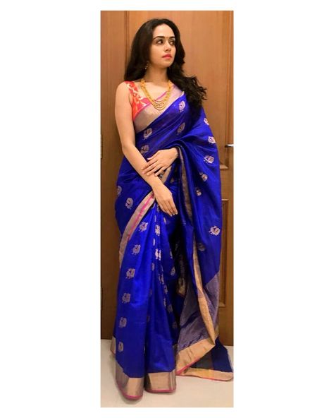 Blue Maharashtrian Saree, Maharashtrian Saree Traditional, Simple Maharashtrian Look, Marathi Saree Look Simple, Maharashtrian Saree Look Simple, Amruta Khanvilkar Saree, Diwali Saree Look Traditional, Maharashtrian Saree Look, Diwali Saree Look