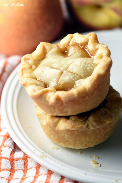 These Mini Peach Pies are super easy requiring only a few simple ingredients! Peach Baking, Muffin Tin Desserts, Mini Peach Pies, Pie Peach, Peach Pies, Mini Pie Recipes, Peach Pie Recipes, Mini Apple Pies, Peach Desserts