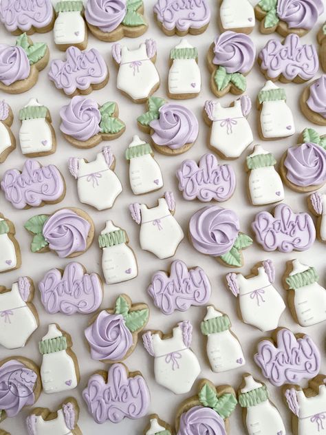 Floral Purple Baby Shower, Lavendar Baby Shower Themes, Purple Flower Baby Shower Theme, Sage Green And Lavender Gender Reveal, Purple Floral Baby Shower Ideas, Lavender And Green Baby Shower Ideas, Lilac Baby Shower Ideas Decoration, Purple Theme Baby Shower Ideas, Purple Themed Baby Shower Ideas