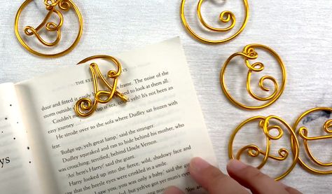 How to Make Wire Initial A to Z Bookmarks / The Beading Gem Wire Bookmarks, Wire Letters, Free Jewellery Making Tutorials, Wire Name, Heart Bookmark, Initial A, Wire Wrapped Jewelry Tutorials, Bookmark Template, Copper Diy