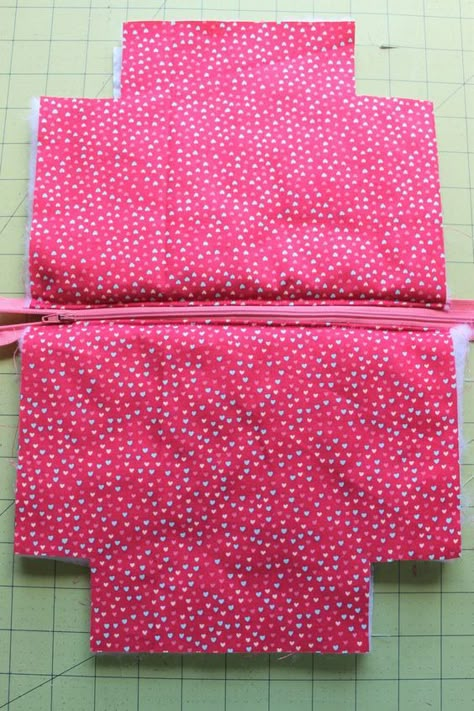 Zipper Pouch Tutorial | Sewing a Zipper Pouch 11 Syprosjekter For Nybegynnere, Projek Menjahit, Zipper Pouch Tutorial, Pouch Tutorial, Beginner Sewing Projects Easy, Leftover Fabric, Zipper Pouches, Bags And Totes, Sewing Bags