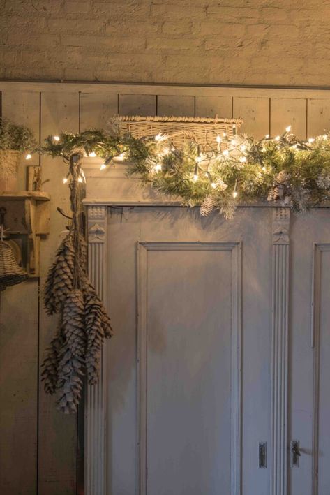 Une déco de Noël campagne chic ! - Maisons de Campagne Cosy Christmas, Magical Christmas, Adaptation, Hoop Wreath, Armoire, Plants, Christmas, Home Decor, Home Décor