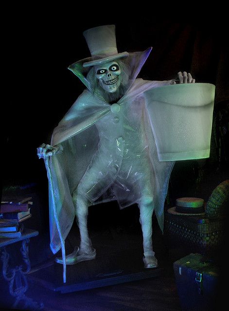 Haunted Mansion "Hatbox Ghost" Replica Figure - handmade by Kevin Kidney & Jody Daily Hatbox Ghost, Haunted Mansion Halloween, Haunted Mansion Disneyland, Disney Imagineering, Disney Haunted Mansion, Hat Boxes, Haunted Mansion, Halloween Props, Disney Halloween