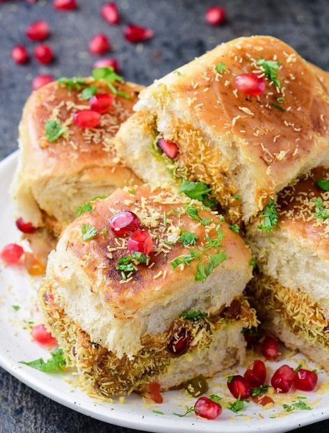 Dabeli Dabeli Recipe Street Food, Dabeli Food, Dabeli Recipe, Oven Dinners, Secret Kitchen, Gujarati Snacks, Free Lunch, Tamarind Chutney, Favorite Recipes Dinner