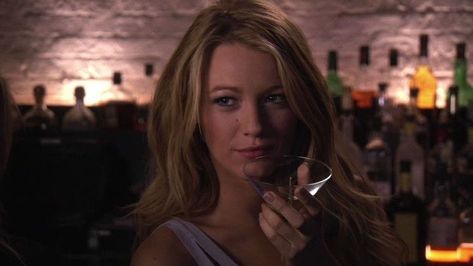 Blair And Serena, Gossip Girl Aesthetic, Serena Van Der, Serena Van, Serena Van Der Woodsen, Long Lasting Lipstick, Golden Girl, Blake Lively, Star Girl