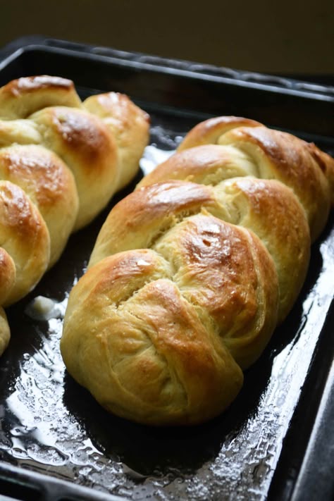 This Finnish Nissua / Cardamom Bread is a sweet and buttery bread apt for celebrations. Shaped into a braided loaf this looks beautiful and tastes yum. Braided Cardamom Bread, Cardamom Sweet Bread, Cardamom Bread Recipe, Cardamom Bread, Cardamom Recipe, Finnish Food, Finnish Recipes, Coffee Bread, Freshly Baked Bread