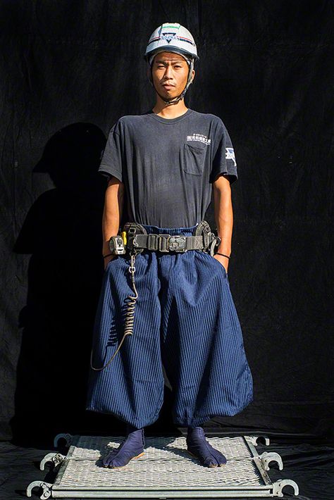 “Nikkapokka” Pants in Style on the Construction Site (Photos) ~ link for more info! Japanese Construction Worker, Nikkapokka Pants, Japanese Construction, Japanese Workwear, Crowd Of People, Estilo Harajuku, Workwear Vintage, Construction Workers, Mens Workwear