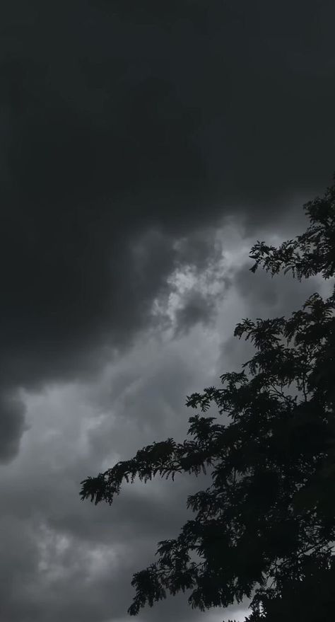 Grey Autumn Aesthetic, Black Wallpaper Asthetics, Dark Weather Wallpaper, Grey Asthetics Photos, Cloudy Rainy Sky Aesthetic, Dark Weather Aesthetic, Dark Cloudy Weather, Black Asthetics Photos, Rainy Season Aesthetic