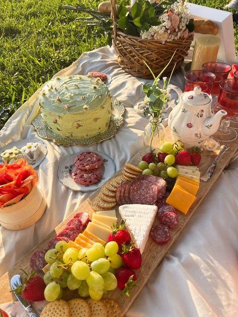 Picnic Date Ideas Picnic Idea For Birthday, Cute Picnic Snacks, Foods For Picnic Ideas, Pick Nick Birthday Party Ideas, Picnic Birthday Food, Picnic Aesthetic Food Ideas, Picnic Layout Ideas, Birthday Picnic Brunch, Bday Picnic Aesthetic