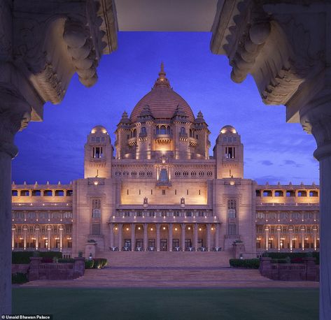 Umaid Bhawan Palace, Palace Architecture, Theme Hotel, Piscina Interior, Ancient Indian Architecture, Palace Wedding, People Who Care, Mughal Architecture, Palace Interior