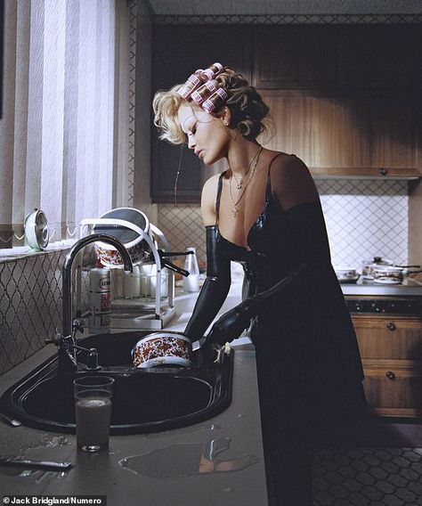 Housewife Photoshoot Ideas, Housewife Photoshoot, Wife Material Aesthetic, Rich Housewife Aesthetic, Kitchen Photoshoot Ideas, Women In The Kitchen, Locked In, Woman In Kitchen, Lock In