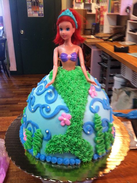 Mermaid cake Ariel Doll Cake, Ariel Cake, Ariel Birthday Party, Mermaid Birthday Cakes, Ariel Birthday, Anniversaire Diy, Mermaid Parties, Little Mermaid Birthday, Barbie Cake