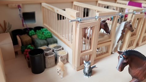 Großer  Pferdestall (für Schleichpferde) aus Holz in einer Ebene.  Blick von der Sattelkammer in Richtung Futterkammer und erste Box. Horse Stalls Diy, Diy Horse Toys, Schleich Horses Stable, Schleich Diy, Toy Horse Stable, Farm Toy Display, Horse Tack Diy, Farm Room, Diy Horse Barn