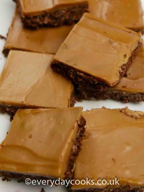 Mocha Squares have a chocolate oat base with coffee icing. Teatime or coffee break favourite.#everydaycooks #traybake #coffeecake #recipe Coffee Icing, Tiffin Recipe, Brownies Cookies, Tray Bake Recipes, Square Recipes, Chocolate Oats, Individual Cakes, Slices Recipes, Fun Baking Recipes