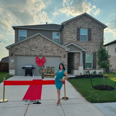 BRIANDA MORA 🗝 AUSTIN REALTOR ® | ✨🏡 Behind-the-scenes setting up for another successful closing day! It’s not just about keys and contracts; it’s about creating lifelong... | Instagram Real Estate Broker Aesthetic, Closing Day Real Estate, Real Estate Aesthetic, Real Estate Vision Board, Real Estate Pictures, 2025 Prayer, Leasing Agent, Welcome Home Parties, Real Estate Closing