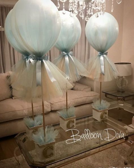 Tulle Balloons, Diy Baby Shower Centerpieces, Idee Babyshower, Diy Balloon Decorations, Shower Centerpieces, Balloon Centerpieces, Baby Shower Winter, Baby Diy, Baby Bear Baby Shower