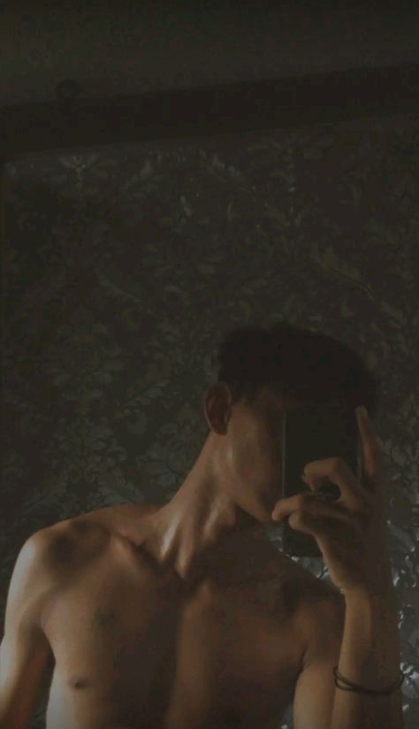 Shirtless Snaps Men, Mirror Selfie Body Poses Men, Hot Pics With Hidden Face Mirror Men, Guy Shirtless Aesthetic Mirror, Boys Mirror Selfie Aesthetic Hidden Face, Sixpack Cogan, Shirtless Aesthetic, Shirtless Man Pose, Sixpack Boys