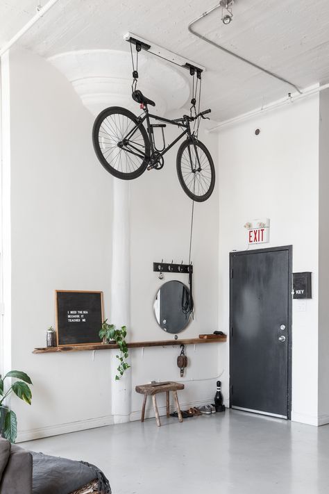 This Toronto apartment's super high ceilings work perfectly for this one-of-a-king bike pulley system. In a small space or large, keeping your bike out of the way and secure can be a huge challenge - if you have the ceiling space why not bill it with a bicycle! Hipster Apartment, Loft Apartment Designs, Bike Storage Apartment, Indoor Bike Storage, Toronto Apartment, Bike Storage Solutions, Bike Hanger, Support Velo, Apartment Loft