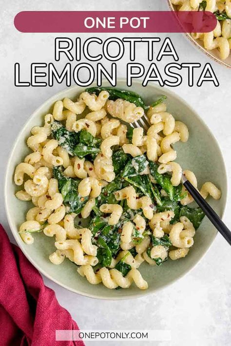 Simple, fresh, and tasty, you will love how easy but delicious this Lemon Ricotta Pasta is! This one pot pasta with ricotta and lemon is full of flavour and comes together in next to no time. Ricotta Pasta Salad, Pasta With Ricotta, Pasta One Pot, Lemon Ricotta Pasta, Cold Pasta Dishes, Beef Pasta Recipes, Crazy Kitchen, One Pot Pasta Recipes, Ricotta Pasta