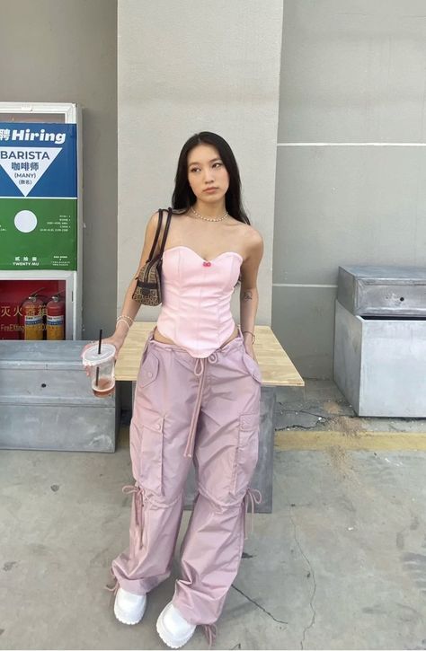 小红书 ID credits: 495750789 / whole fit: wild child (Taobao store) Spring Outfits Men Street Styles, Rei Outfits, Taobao Clothes, Y2k Pink Outfit, Minimalist Spring Outfits, Outfits Short Women, Nyc Spring Outfits, Short Women Outfits, Comfy Spring Outfits