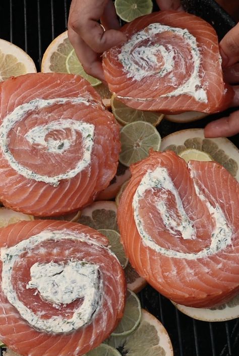 Recipe Smoked Salmon, Salmon Pinwheels, Salmon Wrap, Salmon Roll, Salmon Seasoning, Candied Bacon, Smoked Food Recipes, Cinnamon Rolls Recipe, Roll Ups