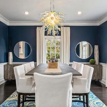 Navy And Silver Dining Room, Dining Room Decor Navy Walls, Dark Blue And White Dining Room, Dark Navy Dining Room Walls, Navy Curtains Dining Room, Dining Room Design Navy Blue, Navy Blue And Gold Dining Room, Gold And Navy Dining Room, Modern Blue Dining Room