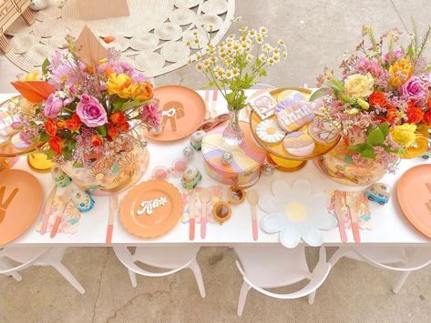 Groovy One Table Decor, Groovy Party Table Decor, Groovy Table Decor, Kids Party Tables, Kids Party Inspiration, Groovy Party, Baby Table, Daisy Party, Baby Shower Table Decorations